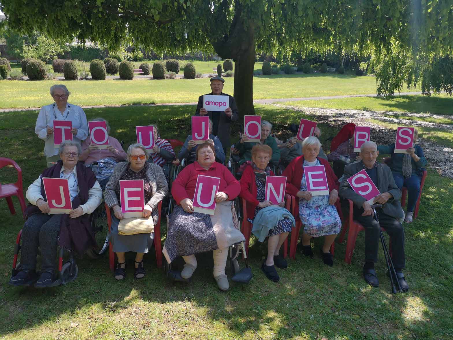 ehpad-maison-des-roses-residents-groupe-avec