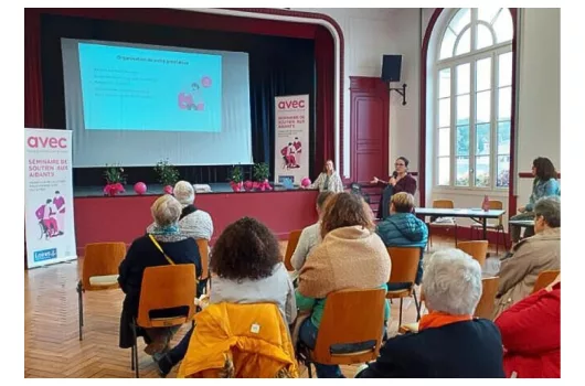 Ensemble de personnes dans une journée d'information