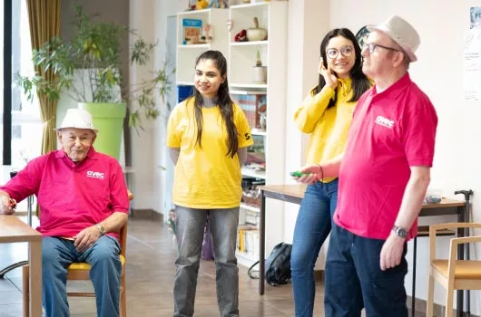 Les résidents de l'Ehpad Les Acacias s'entraînent au Wii Bowling pour la compétition Silver Geek.