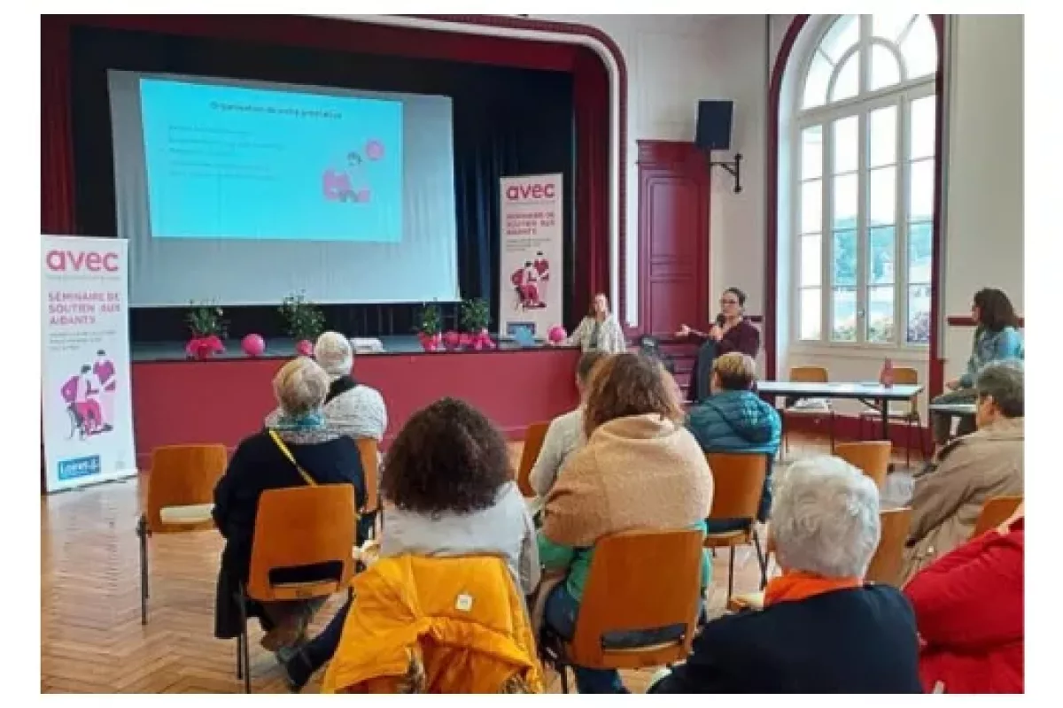 Ensemble de personnes dans une journée d'information