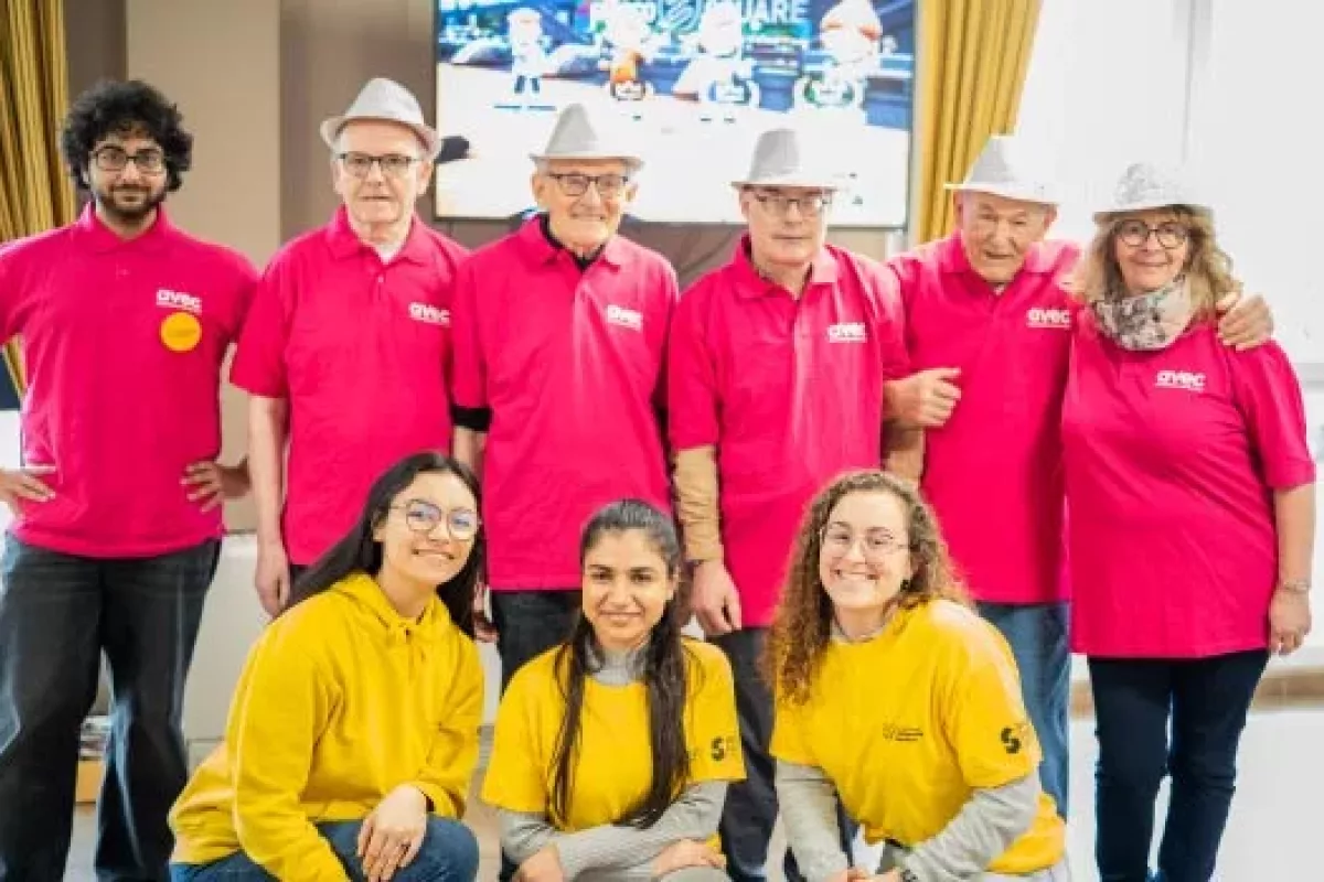 Photo de groupe des volontaires en service civique et des résidents de l'Ehpad les Acacias en pleine préparation pour le tournoi de esport senior, Silver Geek.